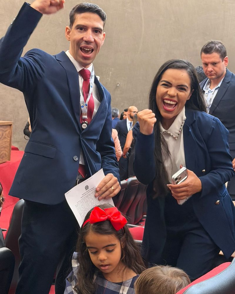 Erick Sudré e a esposa comemorando a posse no TSE
