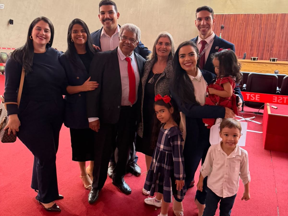 Erick Sudré com a esposa, os filhos, os pais e os irmãos na posse no TSE